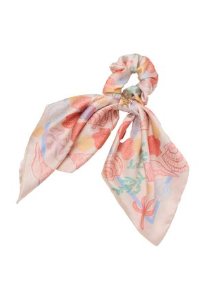 Gumička do vlasov so šatkou, ktorá má pastelové vzory mušlí a hviezdic v lososovej, modrej a zelenej farbe na svetloružovom pozadí.