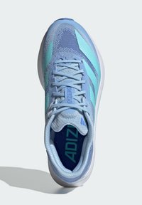 Plave atletske tenisice s mrežastim gornjim dijelom, svijetloplavim i tirkiznim detaljima, ravnim vezicama i podstavljenim đonom. ADIZERO oznaka vidljiva.