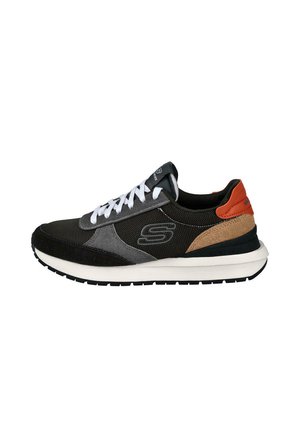 Zapatilla negra y gris con cordones blancos, detalles en color marrón claro y naranja en el talón, laterales de malla transpirable y suela blanca acolchada con dibujo negro.