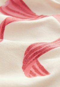 Tekstil med en lys cremefarvet bund, der har bølgede penselstræk mønstre i forskellige nuancer af pink og subtile glitrende accenter; glat tekstur.
