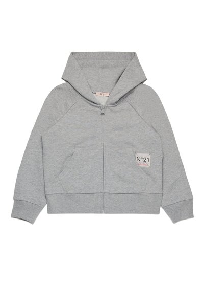 Grå kort jakke med glidelås foran, mykt stoff, raglanermer og et logopatch på brystet. Har lommer foran og hette.