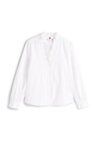 Blusa blanca con escote en V y ribete con volantes, mangas largas, cierre de botones en la parte delantera y textura de algodón suave. Diseño clásico con puños fruncidos.