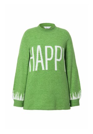 Pull vert en matière douce avec "HAPPY" en lettres blanches ; manches longues avec des détails blancs aux poignets.