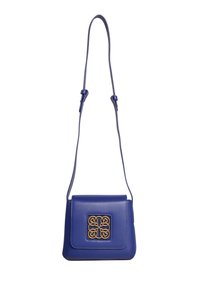 Borsa a tracolla in pelle blu con forma rettangolare, caratterizzata da un design con accenti dorati sulla patta frontale e una lunga tracolla regolabile.