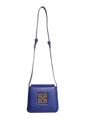 Borsa a tracolla in pelle blu con forma rettangolare, caratterizzata da un design con accenti dorati sulla patta frontale e una lunga tracolla regolabile.