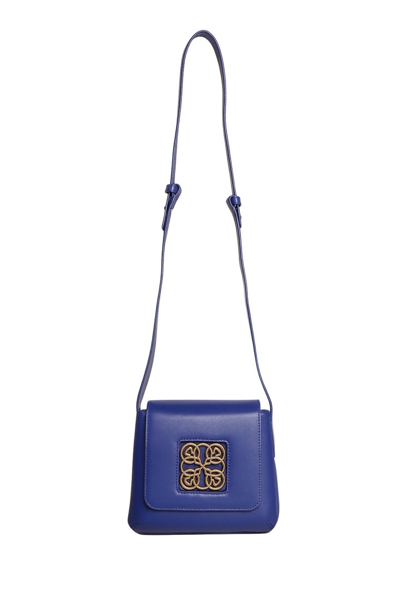 Borsa a tracolla in pelle blu con forma rettangolare, caratterizzata da un design con accenti dorati sulla patta frontale e una lunga tracolla regolabile.