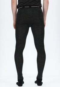 Schwarze Leggings mit glatter Textur und passgenauem Design, ausgestattet mit einem elastischen Bund mit Markenlogo. Der Stoff wirkt weich und dehnbar.