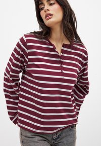 NA-KD BUTTON - Pitkähihainen paita - burgundy stripe