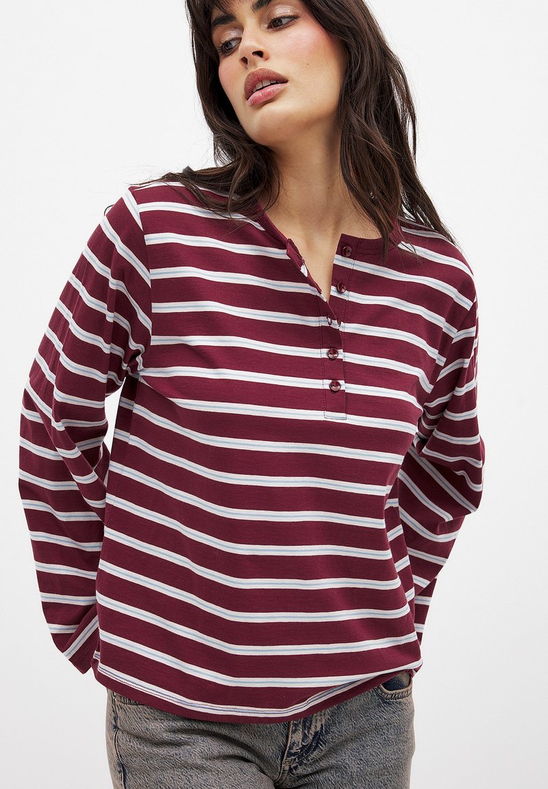 NA-KD BUTTON - Pitkähihainen paita - burgundy stripe