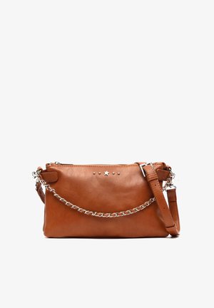 Sac bandoulière en cuir marron avec chaîne argentée et clous en forme d'étoile, doté d'une bandoulière réglable et d'une fermeture éclair.