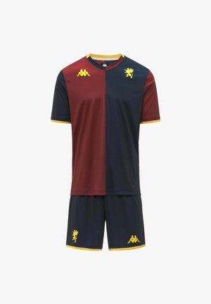 Maglia da calcio a maniche corte e pantaloncini con metà bordeaux e blu navy, rifiniture gialle e loghi gialli di un leone e un emblema del marchio.