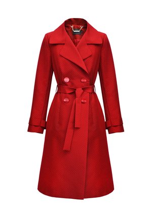 Czerwona podwójnie zapięta kurtka z dużymi guzikami, paskiem i szerokim kołnierzem. Wykonana z gładkiego materiału w subtelny wzór w kropki. Długie rękawy.