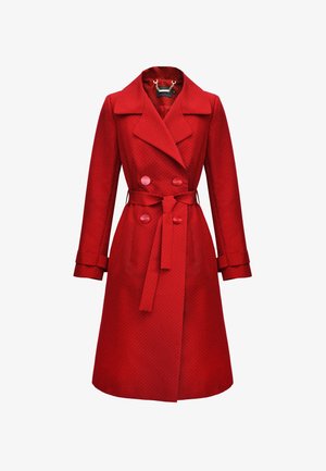 Czerwona podwójnie zapięta kurtka z dużymi guzikami, paskiem i szerokim kołnierzem. Wykonana z gładkiego materiału w subtelny wzór w kropki. Długie rękawy.