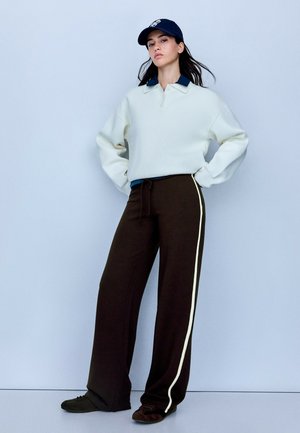 Bershka, PLUSH WITH CONTRAST SIDE STRIPE - TROUSERS - Pantalon de survêtement - dark brown