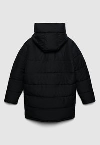Giacca nera imbottita con cappuccio, caratterizzata da un design trapuntato, maniche lunghe e un taglio dritto. Il materiale appare liscio e opaco.