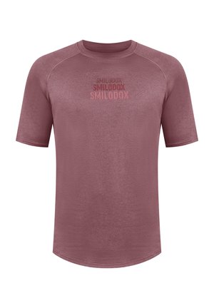 Bordeaux kortemouwen sportshirt met een gestructureerd patroon en het "SMILODOX"-logo drie keer op de borst gedrukt in verschillende tinten.