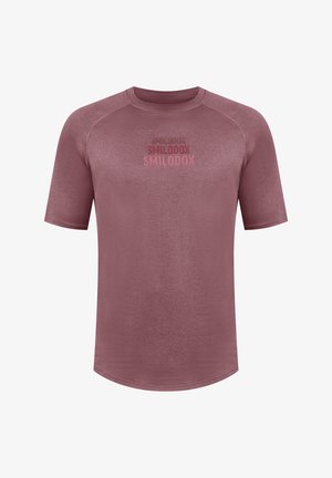 Bordeaux kortemouwen sportshirt met een gestructureerd patroon en het "SMILODOX"-logo drie keer op de borst gedrukt in verschillende tinten.
