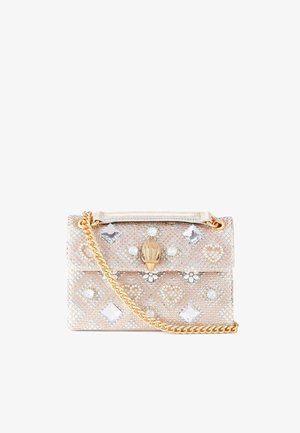 Borsa clutch perline con base in tessuto rosa chiaro, decorata con diamanti e accenti simili a perle, dotata di tracolla e chiusura in catena dorata.