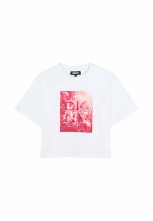 Camiseta blanca corta con un cuadrado gráfico rojo que presenta grandes letras brillantes "DKNY" y detalles abstractos de fondo.