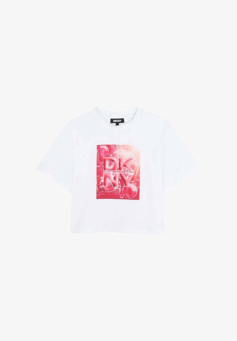 T-shirt blanc court avec un carré graphique rouge comportant de grandes lettres "DKNY" brillantes et des détails de fond abstraits.