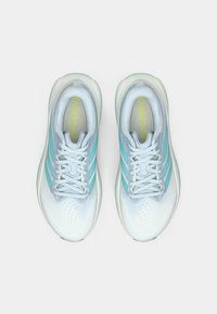 Zapatillas deportivas azul claro con parte superior de malla transpirable, tres franjas aqua, cuello acolchado y suela texturizada para mejor agarre.