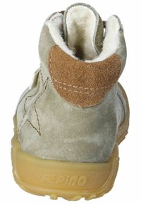 Šedé semišové kotníkové boty s hnědými semišovými akcenty na podpatku a gumovou podešví, s hvězdicovým vzorem vyšitým na boku.