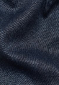 Tejido de color azul oscuro con una textura de mezclilla, que exhibe un acabado suave y liso, con un leve brillo en algunas áreas.