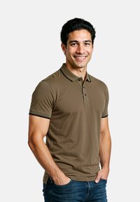 Bruine polo met zwarte accenten, korte mouwen en een klassieke kraag, gecombineerd met blauwe jeans. Glad textuur, getailleerd ontwerp.