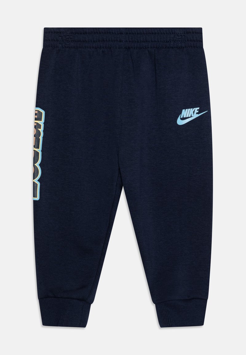 Granatowe dresy Nike z miękkiej tkaniny, z elastycznym paskiem w talii i ściągaczami u dołu nogawek, z jasnoniebieskim logo i graficznymi detalami.