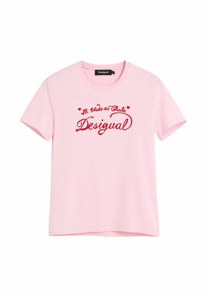 Maglietta in cotone a maniche corte color rosa chiaro con testo rosso in corsivo "La Vida es Chula" e "Desigual" sul petto, scollatura rotonda.
