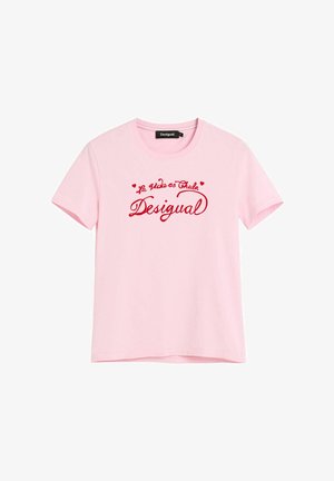 Maglietta in cotone a maniche corte color rosa chiaro con testo rosso in corsivo "La Vida es Chula" e "Desigual" sul petto, scollatura rotonda.