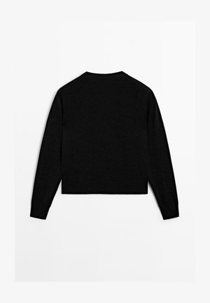 Schwarzer, kurzer Pullover mit langen Ärmeln vor einem schlichten weißen Hintergrund präsentiert. Das Design ist einfach und klassisch.