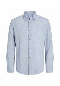 Camicia button-up azzurro chiaro con maniche lunghe, tessuto testurizzato, colletto e bottoni marroni lungo la parte anteriore. Vestibilità classica e design semplice.