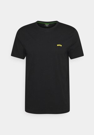 Czarny T-shirt z krótkim rękawem i okrągłym dekoltem, z małym żółtym logo "BOSS" na lewej piersi oraz zielonym obszyciem wewnątrz kołnierza.