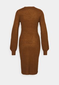 Bruine gebreide jurk met lange, opgeblazen mouwen en een getailleerd silhouet. Bevat ribgebreide manchetten en zoom voor extra textuur en detail.