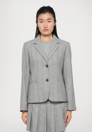Grå stripete blazer laget av teksturert stoff, med notch-krage, to-knapps lukking og frontlommer.