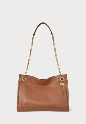 Braune Lederhandtasche mit strukturiertem Oberflächen, gewölbtem Deckel, Kettenhenkel und goldenen Metallakzenten, darunter ein RLL-Anhänger.