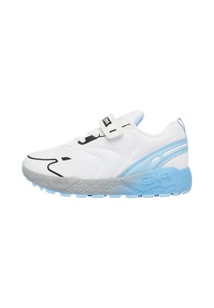 Scarpa da ginnastica atletica bianca e azzurro chiaro con suola texturizzata, dettagli di design neri e chiusura a strappo con cinturino sopra la tomaia.