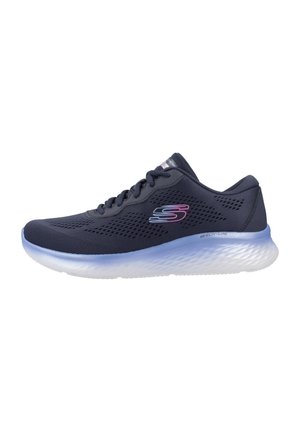 Chaussure de sport avec une tige en mesh bleu marine et un logo accentué de rose. Présente une semelle intermédiaire blanche texturée et une semelle extérieure translucide lisse.