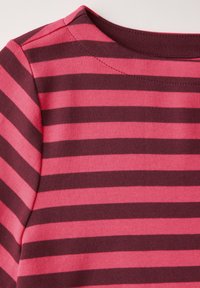 Gestreiftes Langarmhemd in Pink und Dunkelbraun. Weicher Baumwollstoff mit Rundhalsausschnitt und gleichmäßigen horizontalen Streifen.