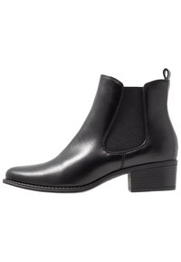 Černá kožená ankle bota s elastickými postranními panely, špičatou špičkou a nízkým stohovaným podpatkem. Hladká textura s kontrastním prošíváním.