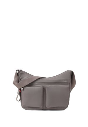 Sac bandoulière gris avec sangle réglable, deux poches avant à rabats et une poche zippée supérieure, fabriqué en matériau lisse.