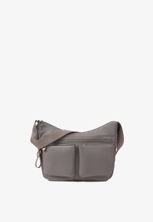 Sac bandoulière gris avec sangle réglable, deux poches avant à rabats et une poche zippée supérieure, fabriqué en matériau lisse.