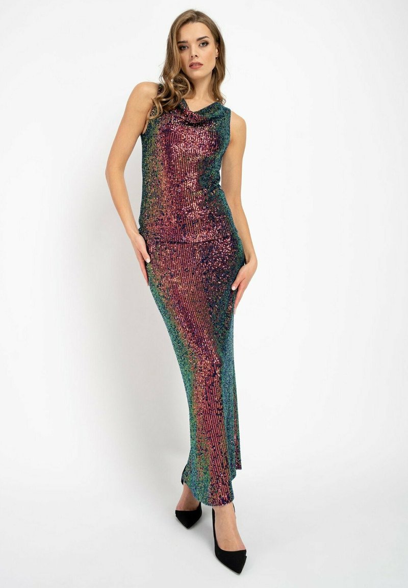 Glamouröses Abendkleid mit Cowl-Ausschnitt, das einen Farbverlauf von Grün zu Lila aufweist. Enganliegende Silhouette, bodenlang, mit einem seitlichen Schlitz. Schwarze High Heels.