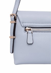 Borsa in pelle azzurro chiaro con tasca con cerniera, texture liscia e dettagli in hardware dorato. Presenta una tracolla corta e un design piatto.