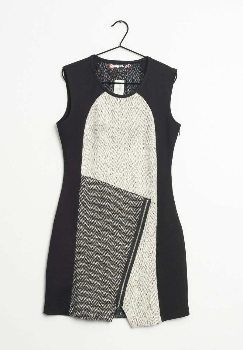 Robe sans manches avec un bustier noir, des panneaux texturés gris et blancs, et un motif en chevrons avec un détail de fermeture éclair sur le côté.