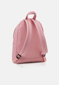 Guess JUNIOR SMALL BACKPACK - Hátizsák - soft rose