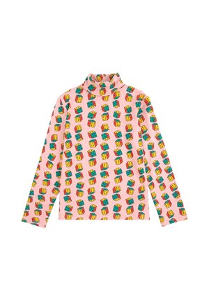 Haut à manches longues en tissu rose doux, présentant un motif coloré de dés en 3D rouges, verts et jaunes sur fond.