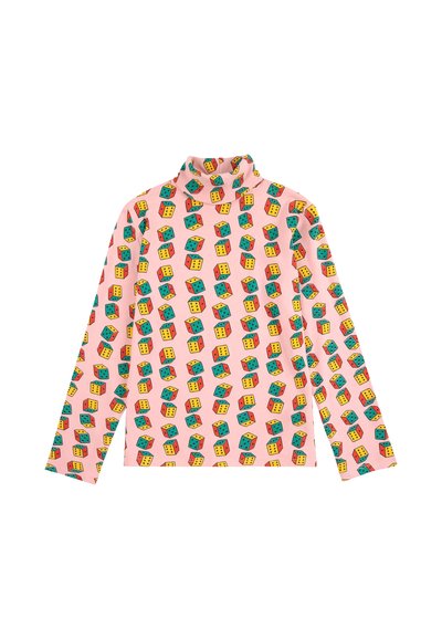 Langärmliges Turtleneck-Oberteil aus weichem pinkfarbenen Stoff, das ein farbenfrohes Muster aus 3D-Würfeln in Rot, Grün und Gelb vor einem Hintergrund zeigt.