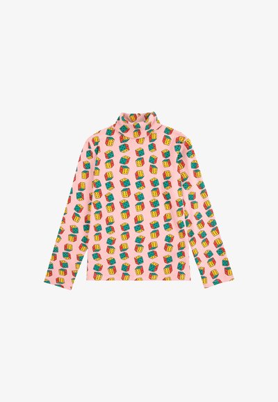 Langärmliges Turtleneck-Oberteil aus weichem pinkfarbenen Stoff, das ein farbenfrohes Muster aus 3D-Würfeln in Rot, Grün und Gelb vor einem Hintergrund zeigt.